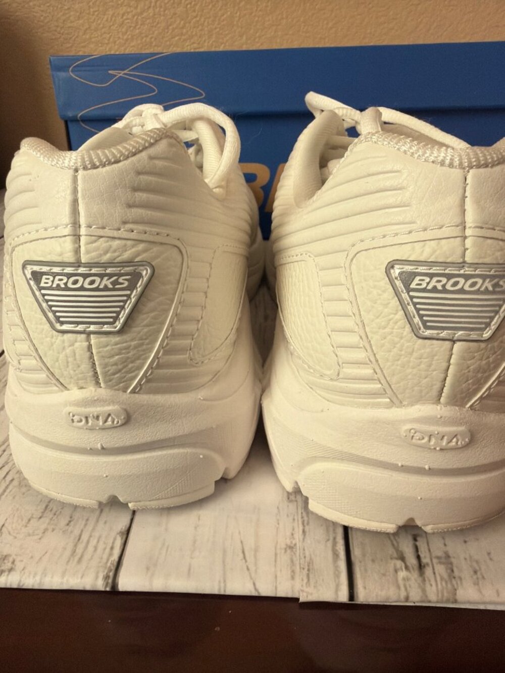 Brooks Addiction Walker 2 Women's White Leather Walking Shoes Sz 10.5 USED w/Box - Picture 7 of 13